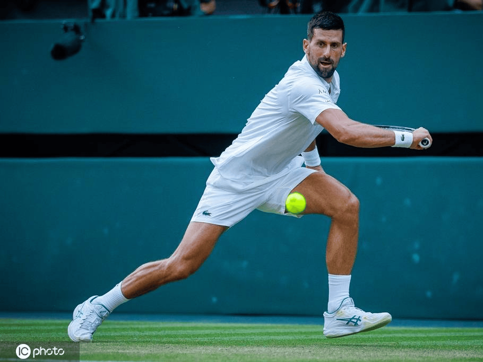 开云体育-德约科维奇爆冷击败曼联，出色防守引爆全场！的简单介绍