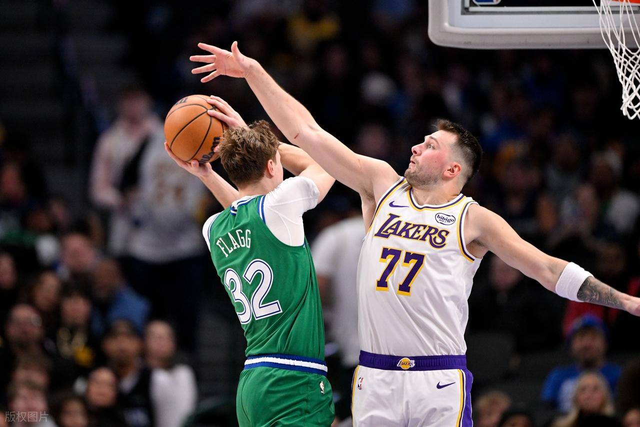 开云-东契奇回归赛场，逆转首场状态亮眼，美国队观众沸腾！的简单介绍